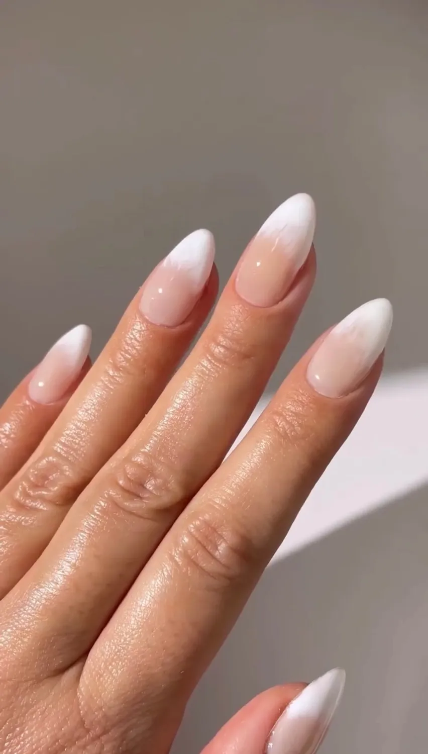 Le Mini Macaron Blooming Gel nail art transparent