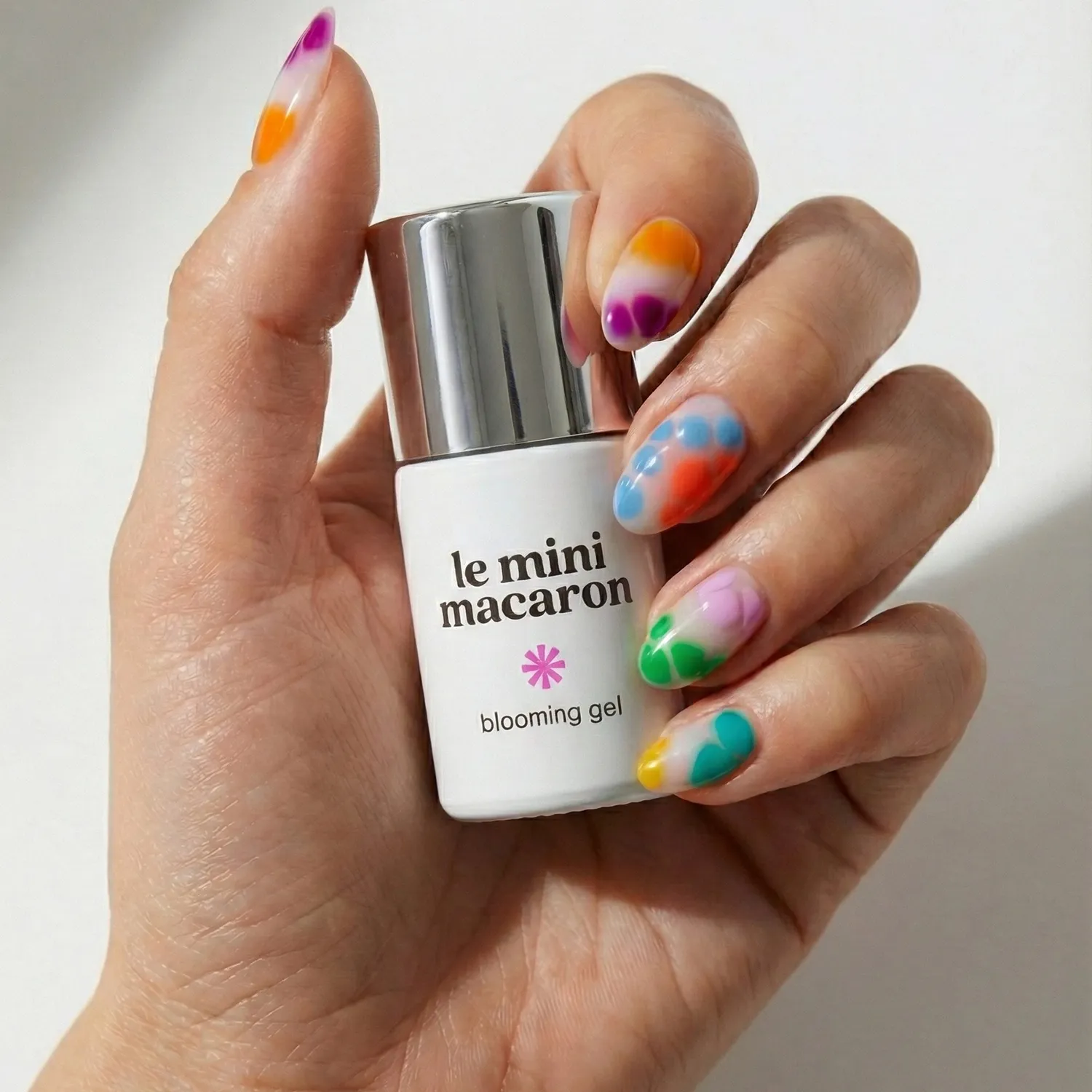 Le Mini Macaron Blooming Gel nail art transparent