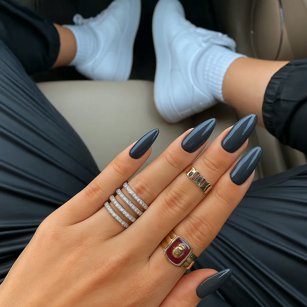 Emmi-Nail Shellac Sirius Black L061 UV-lak 15ml mørkegrå