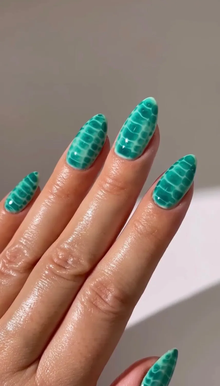 Le Mini Macaron Blooming Gel nail art transparent