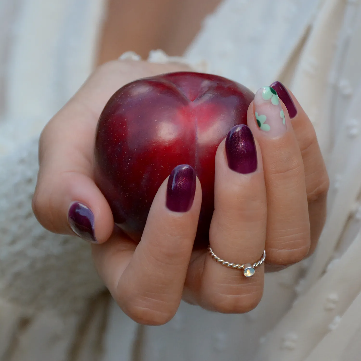 Le Mini Macaron Dark Plum gellak 8,5 ml shimmer lilla